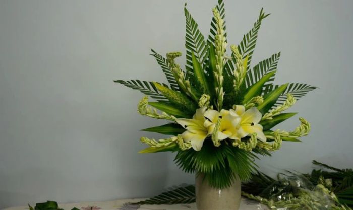 Cách cắm hoa ly ngày Tết theo hình dẻ quạt