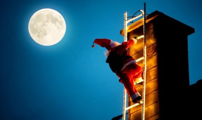 Ông già Noel leo qua ống khói