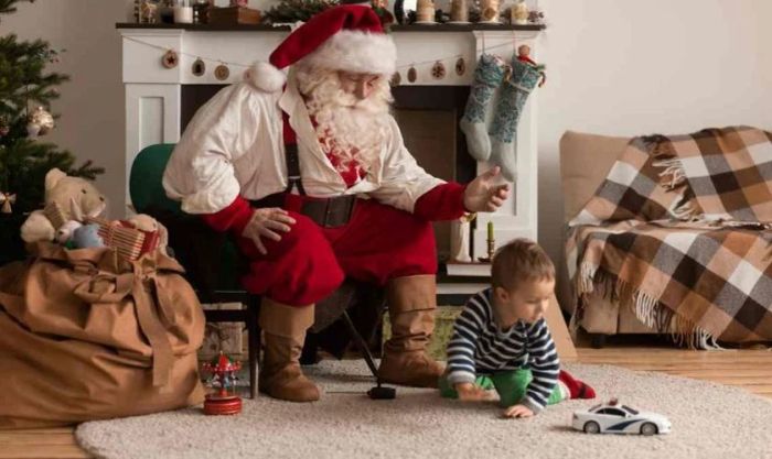 Ông già Noel trông trẻ trung và vui vẻ