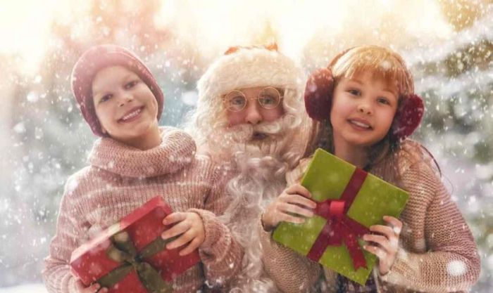 Hình ảnh Santa Claus và các em nhỏ trong đêm Giáng Sinh bình yên