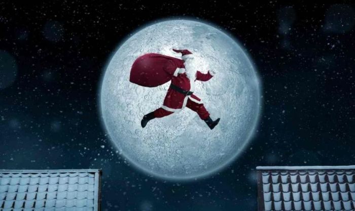 Ông già Noel phát quà trong đêm Giáng sinh