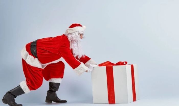 Ông già Noel trao quà trong dịp Giáng Sinh