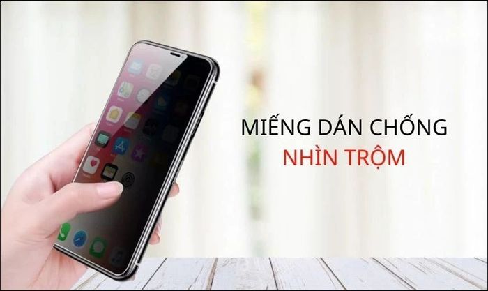 Trường hợp người khác ngồi cạnh đọc trộm tin nhắn Zalo trên điện thoại