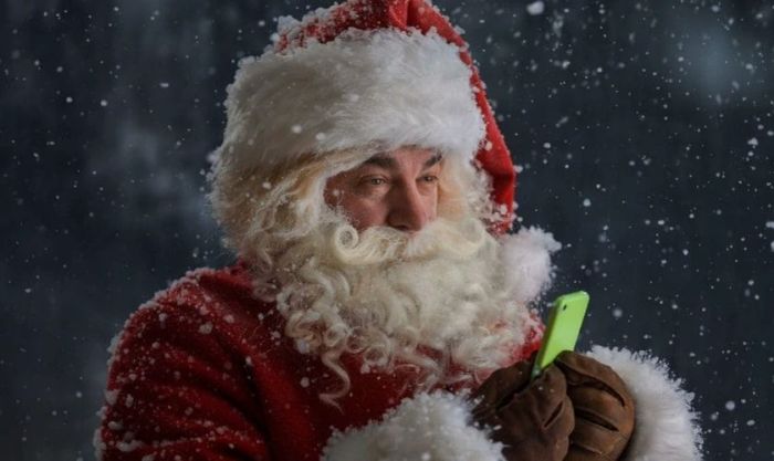 Bấm hình ông già Noel do người hóa trang