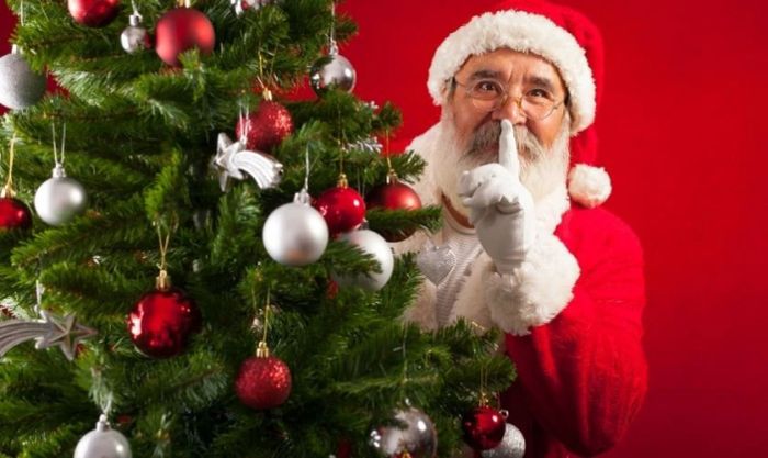 Ông già Noel cùng cây thông Noel đẹp mắt