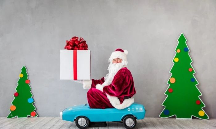 Santa Claus cưỡi xe hơi nhỏ đi trao quà