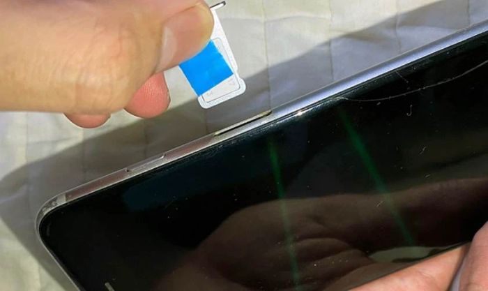 Thao tác kéo khay SIM ra ngoài