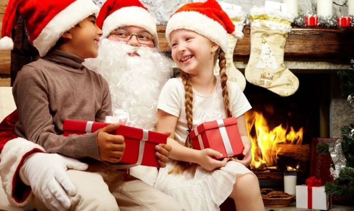 Ông già Noel tặng quà cho các em nhỏ