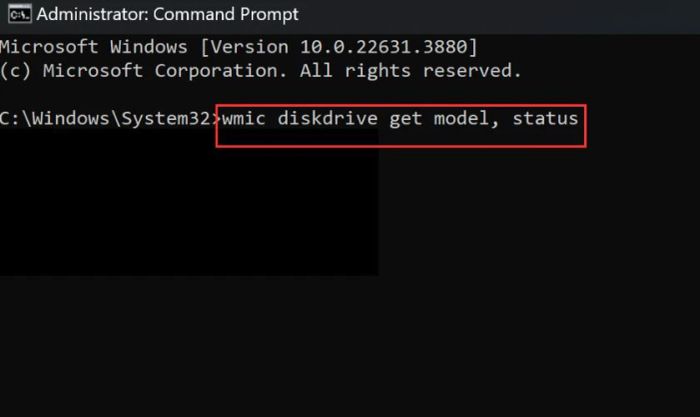 Trong cửa sổ Command Prompt, nhập lệnh wmic diskdrive get model, status và nhấn Enter để kiểm tra trạng thái ổ cứng.
