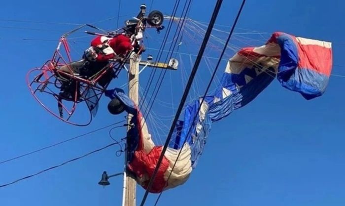 Ông già Noel bị mắc kẹt trong dây điện