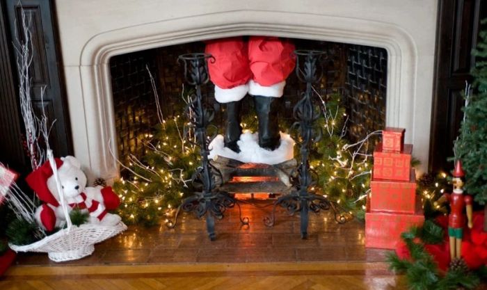 Ông già Noel vào nhà thông qua ống khói