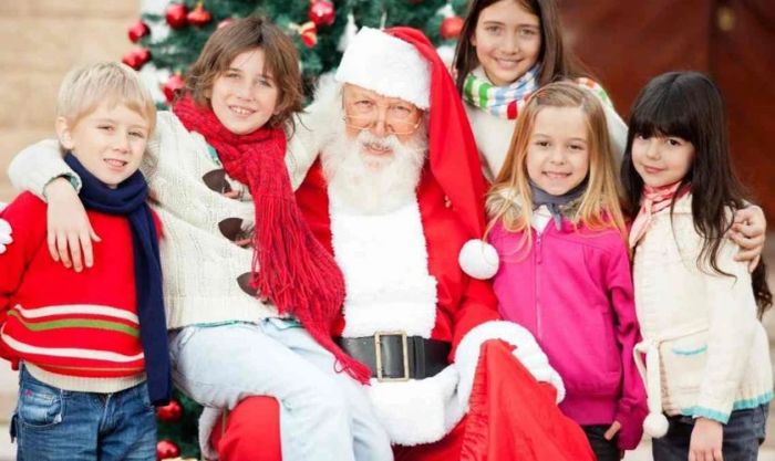 Santa Claus chụp ảnh cùng các em nhỏ