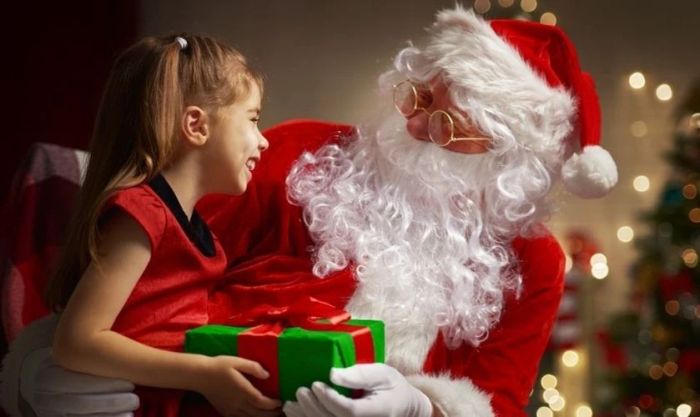 Hình ảnh ông già Noel vui vẻ cùng các em nhỏ