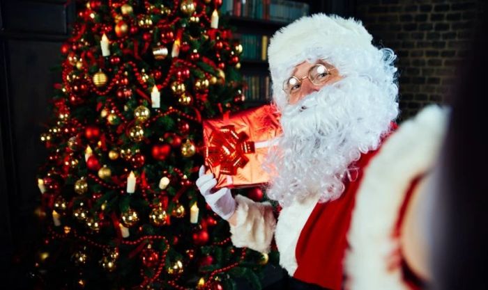 Ông già Noel tự sướng bên cây thông