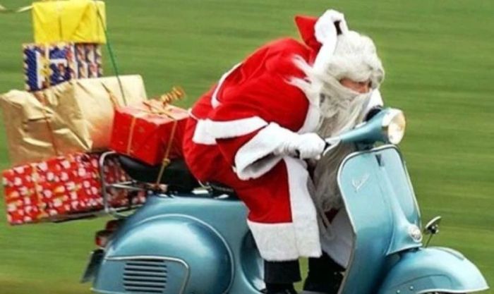 Ông già Noel phiên bản shipper bị quá tải đơn hàng