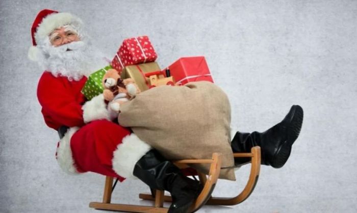 Ông già Noel tặng quà với vẻ ngoài dễ thương