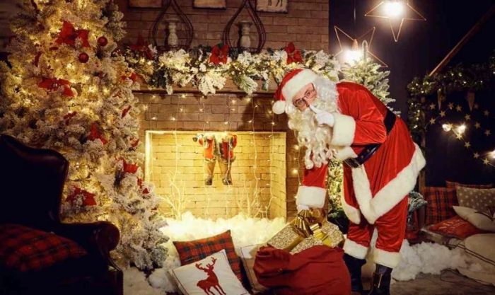 Ông già Noel ngồi bên lò sưởi