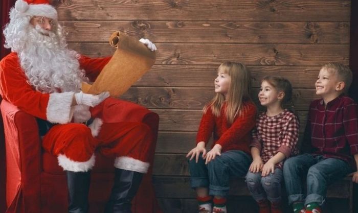 Ông già Noel đọc thư cho các em nhỏ