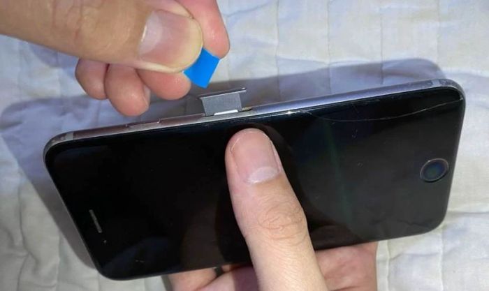 Phương pháp tháo khay SIM bị kẹt nhanh chóng và hiệu quả