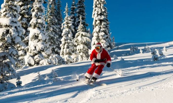 Ông già Noel trượt tuyết qua những đồi thông