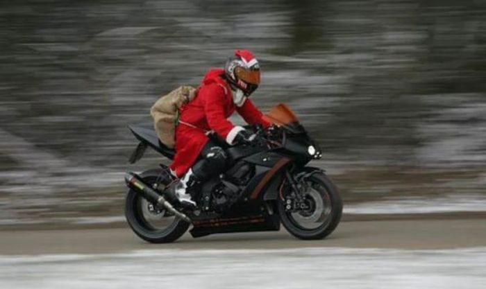 Phóng xe tốc độ cao để giao quà Noel