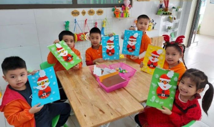 Tạo điểm nhấn cho lớp học bằng những bức tranh vẽ ông già Noel của các bé