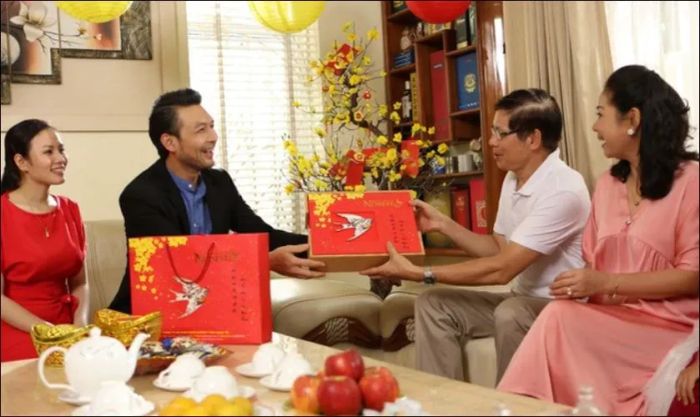 Nên mua quà gì cho bố mẹ vợ dịp Tết này? Chọn quà tốt cho sức khỏe để ghi điểm