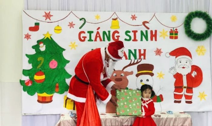 Background tranh vẽ ông già Noel chào đón Giáng Sinh tại trường dành cho các bé