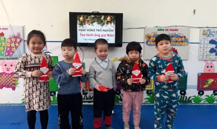 Hoạt động vẽ ông già Noel trang trí lớp học mang lại niềm vui cho các bé mầm non