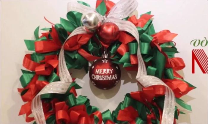 Mẫu vòng nguyệt quế được trang trí với ruy băng, mang lại sự sang trọng và nổi bật.