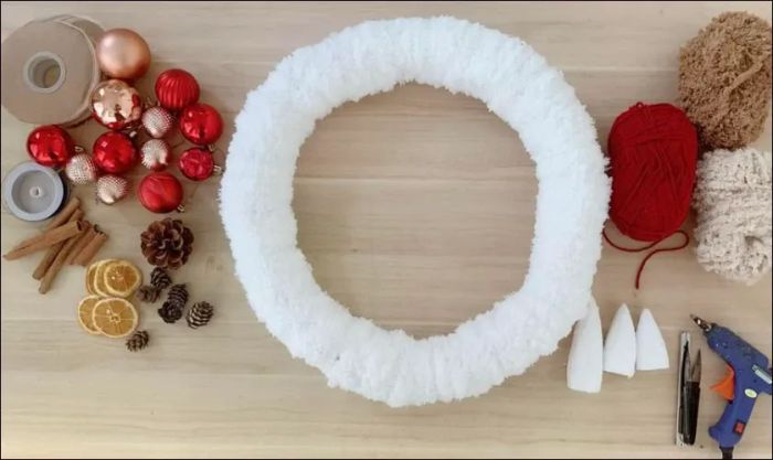 Chuẩn bị khung xốp và các dụng cụ cần thiết để tạo nên vòng nguyệt quế đơn giản tại nhà.