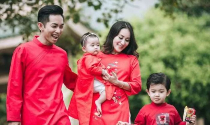 Mùng 1 Tết, hãy mặc đồ màu đỏ để đón may mắn
