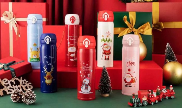 Tặng bình giữ nhiệt là cách để truyền tải sự ấm áp trong mùa Giáng Sinh đến người nhận.