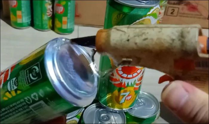 Thêm các lon nước để tạo thành các tầng cho tháp.
