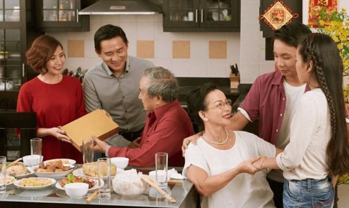 Cách thể hiện lời chúc Tết hài hước khi tặng quà cho bố mẹ vợ