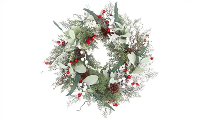 Gợi ý cách trang trí vòng nguyệt quế để đón mừng Giáng Sinh thêm phần ấm áp.