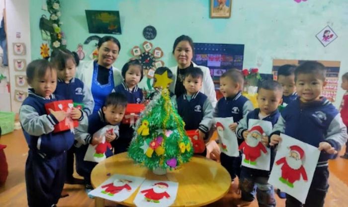Trang trí lớp học mầm non bằng những bức vẽ ông già Noel do các bé thực hiện
