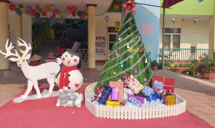 Tuần lộc làm từ xốp mang đến hình ảnh Giáng Sinh gần gũi và thân thiện