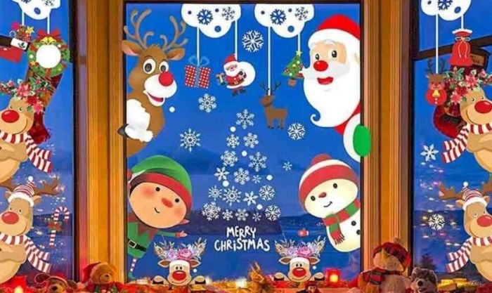 Decal dán là lựa chọn phổ biến của nhiều thầy cô để trang trí trường lớp trong mùa Giáng Sinh