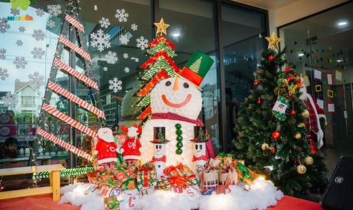 Trang trí Noel mầm non bằng cây thông lộng lẫy