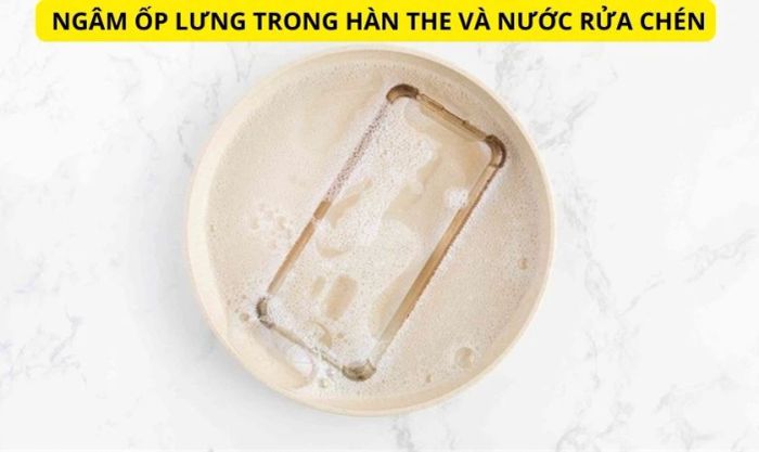 Làm sạch ốp lưng bị ố vàng bằng hàn the