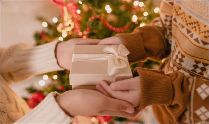 Việc tặng quà Giáng Sinh là một cách thể hiện tình cảm tinh tế, đầy ý nghĩa và ấm áp.
