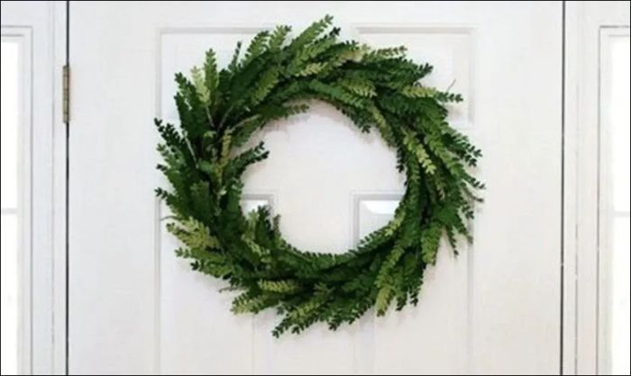 Thêm phụ kiện để vòng nguyệt quế thêm bắt mắt và hấp dẫn hơn