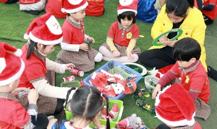 Tạo không gian sáng tạo cho trẻ thông qua hoạt động trang trí Giáng Sinh tại lớp