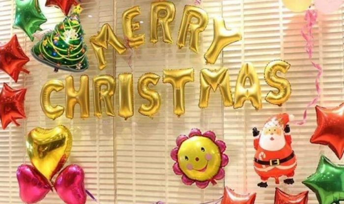 Sáng tạo trang trí chữ Giáng Sinh bằng cách sử dụng bóng bay đầy màu sắc