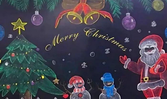 Vẽ hình ông già Noel lên bảng để trang trí không gian lớp học đón Giáng Sinh