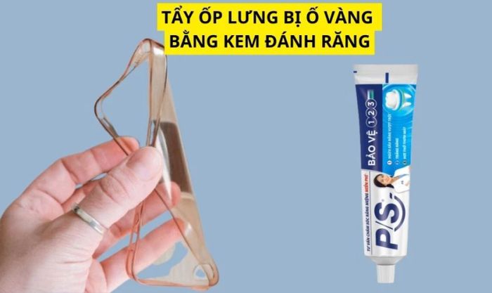 Làm sạch ốp lưng bị ố vàng bằng kem đánh răng