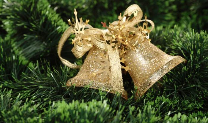 Hình nền chuông Giáng sinh với màu vàng gold lấp lánh