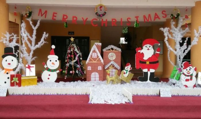 Trang trí trường học với cây thông Noel và các biểu tượng đặc trưng của Giáng Sinh