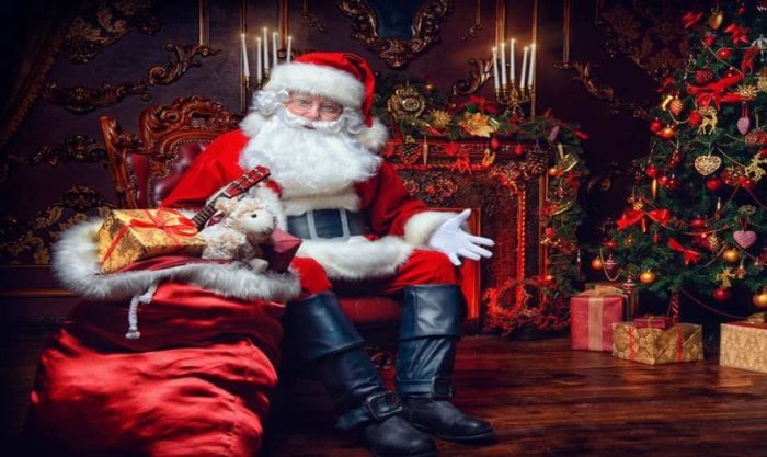 Ông già Noel tặng quà cho trẻ em